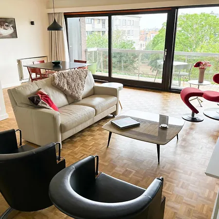 Large Sunny And Bright With Park View