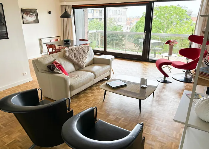 Large Sunny And Bright With Park View