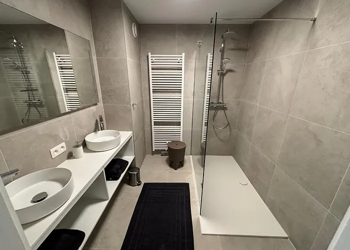 Large Sunny And Bright With Park View