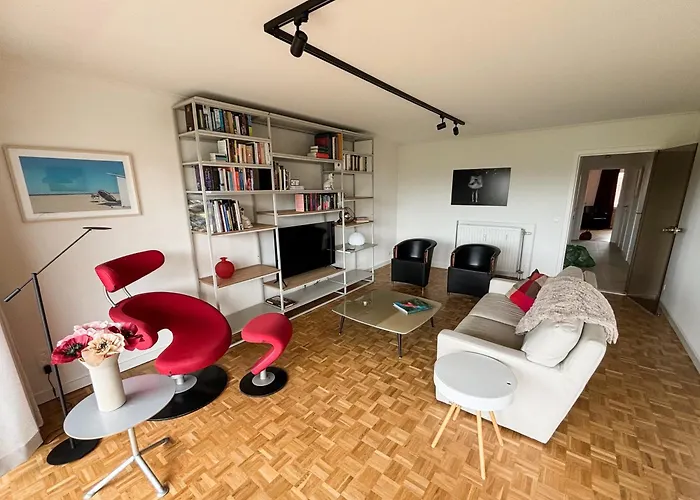 Large Sunny And Bright With Park View Apartment *