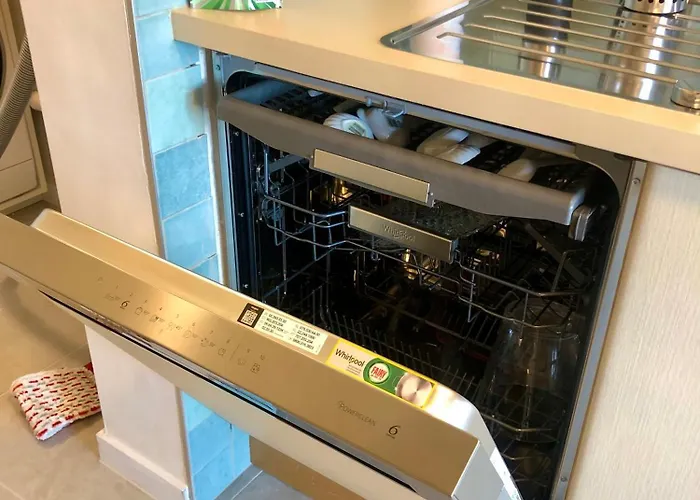 Large Sunny And Bright With Park View