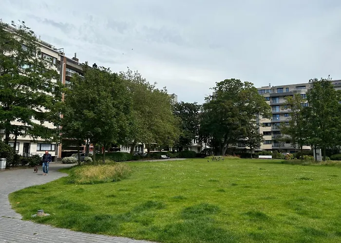 Large Sunny And Bright With Park View Apartment Ostend