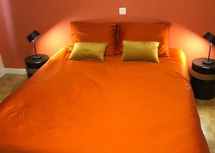 Large Sunny And Bright With Park View Apartment *