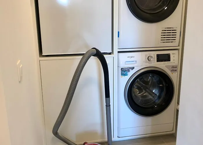 Large Sunny And Bright With Park View 公寓